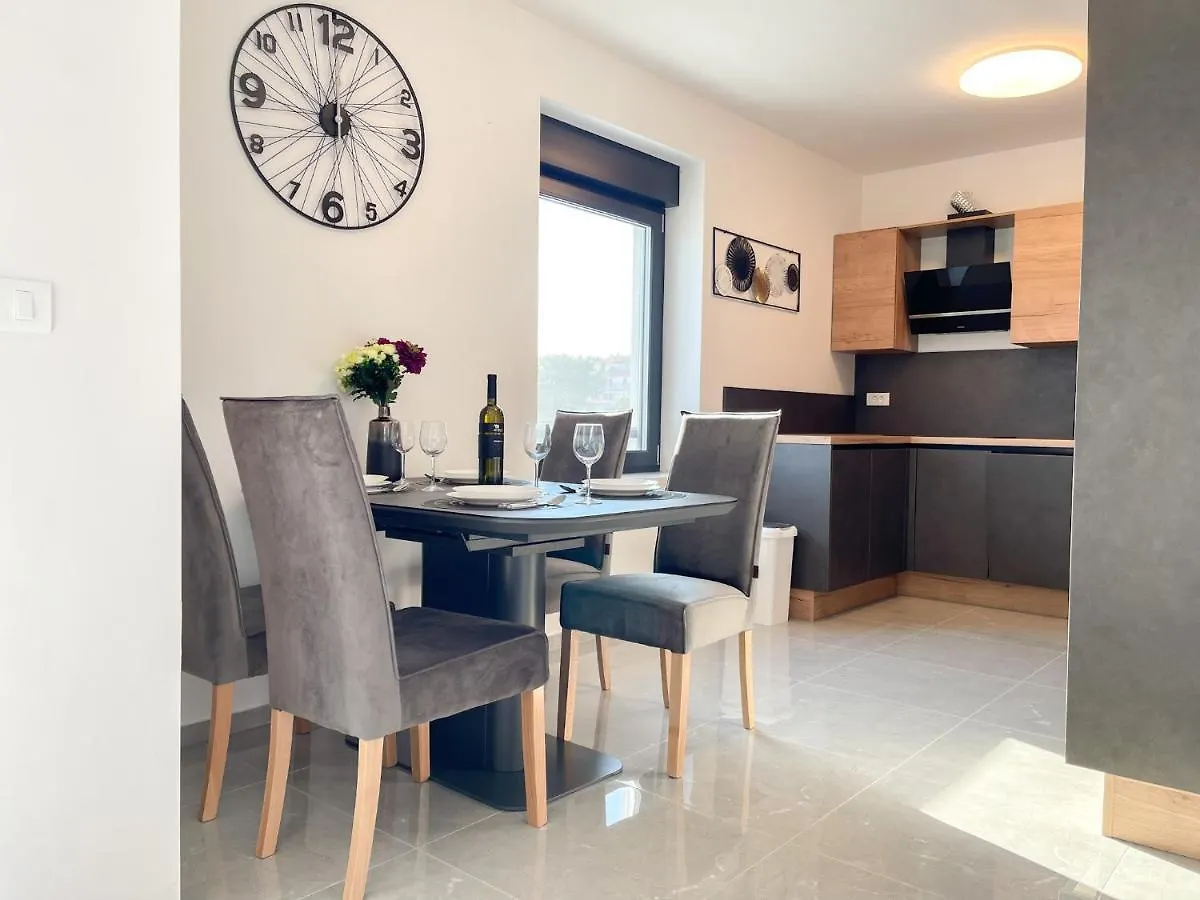 Apartment Anchora - Near Family-Friendly Beach Pjescana Uvala